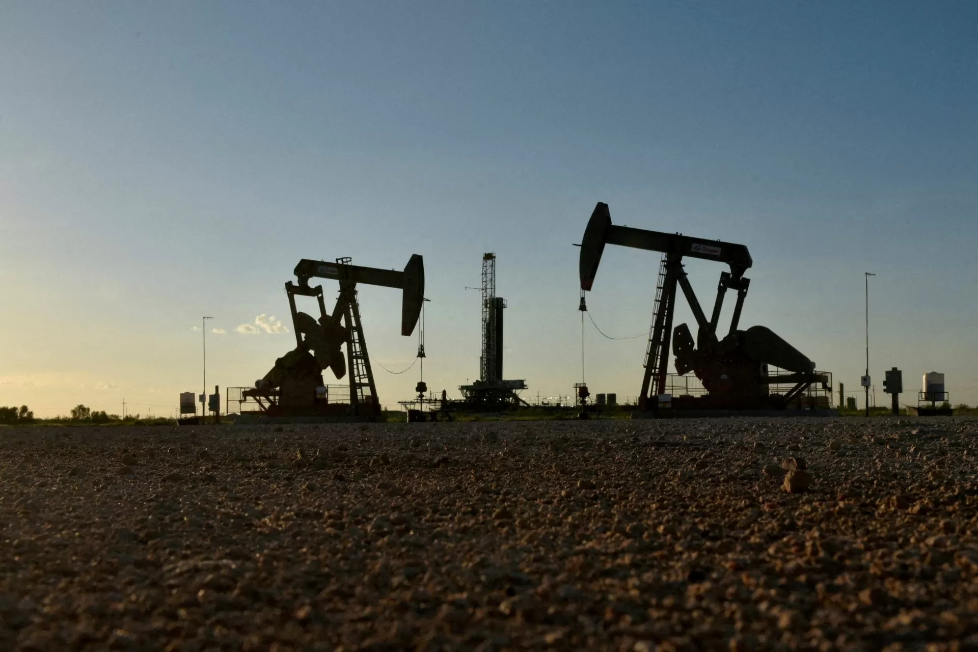 Petróleo fecha em alta em meio a tensões globais, mesmo com liquidez reduzida
