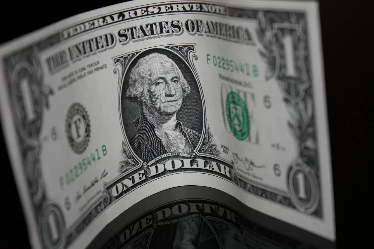 Dólar hoje fecha estável a R$ 5,53 após leilões do BC, mas sobe 2,18% na semana