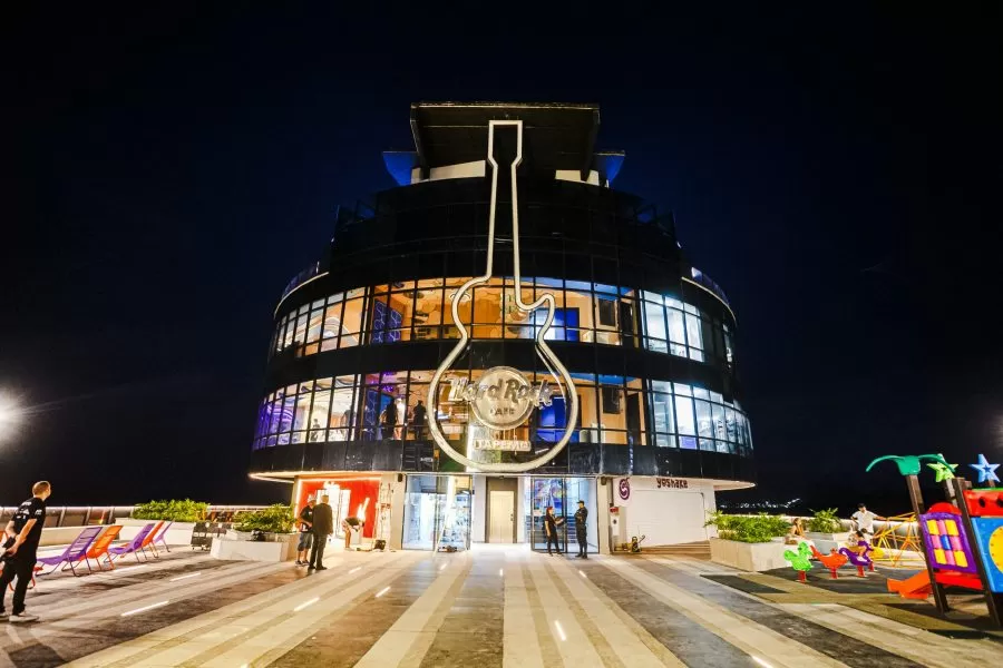 Hard Rock Cafe Itapema foi inaugurado no Píer Oporto como a primeira unidade da marca construída sobre o mar