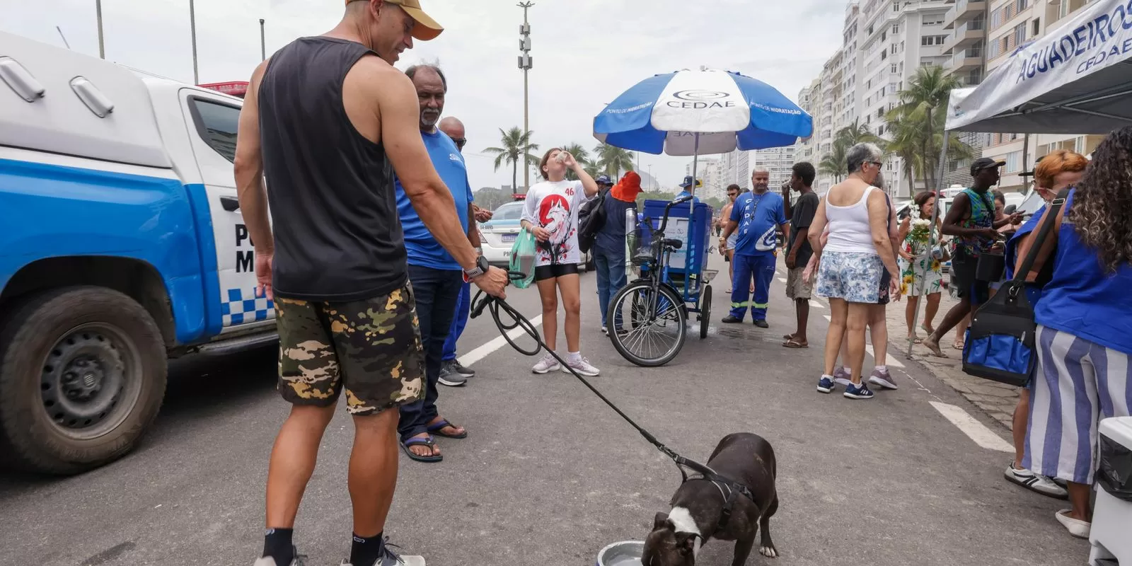 Cedae distribui água para hidratação no Rio