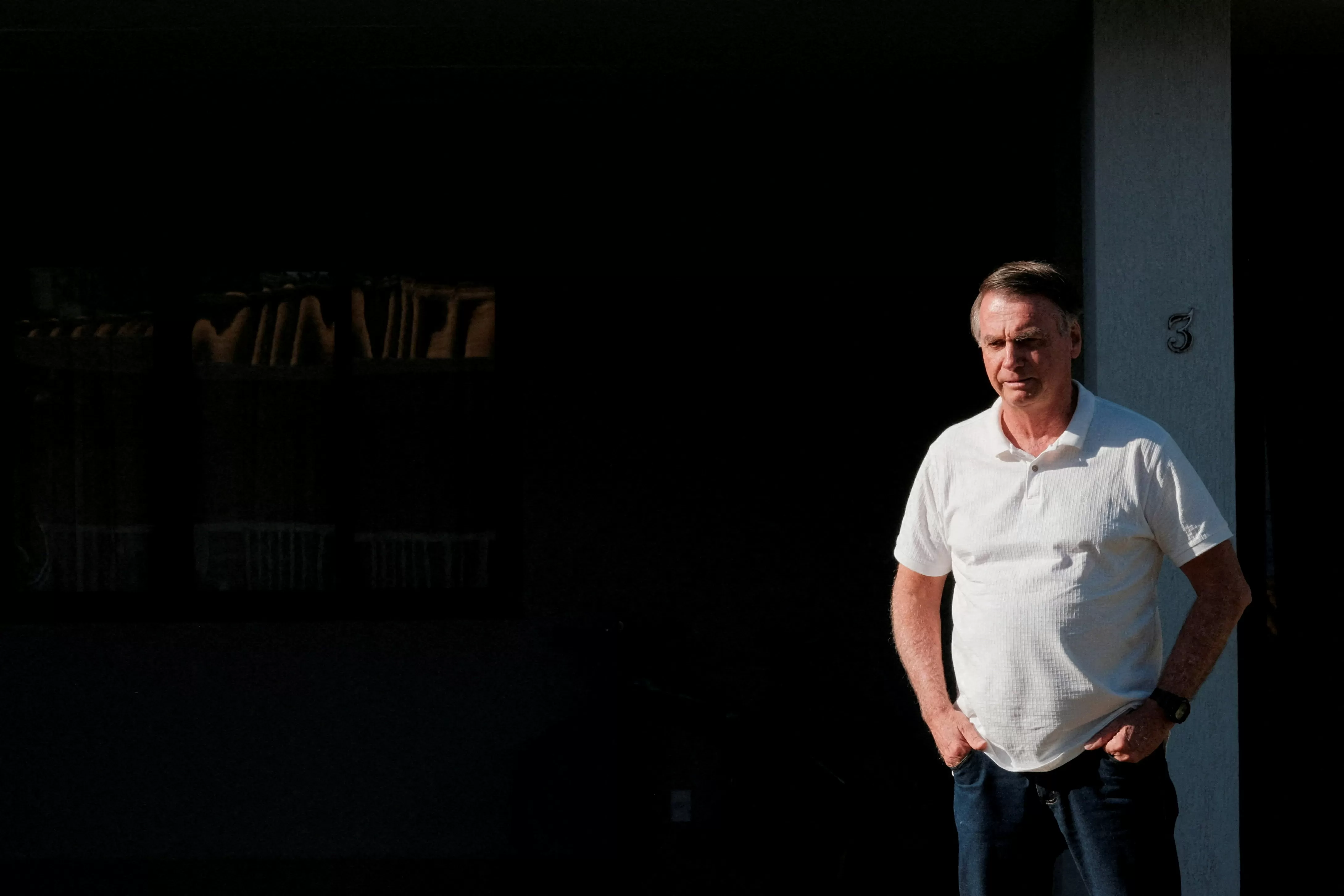 Médicos de Bolsonaro avaliam procedimento incomum para crise de soluço