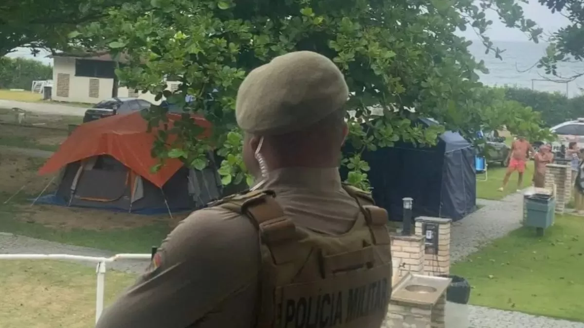 PM registra primeiro flagrante após proibição do nudismo na Praia do Pinho, em Balneário Camboriú