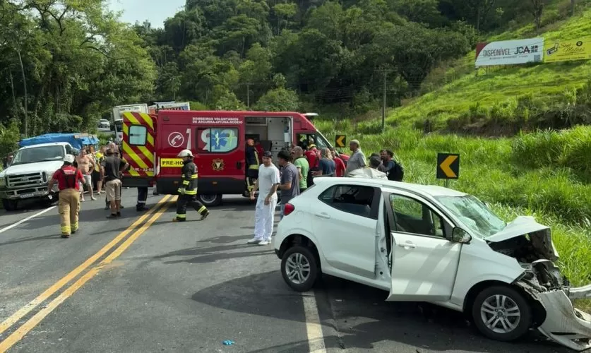 Colisão grave deixa três feridos e interdita totalmente a BR-470 em Rodeio