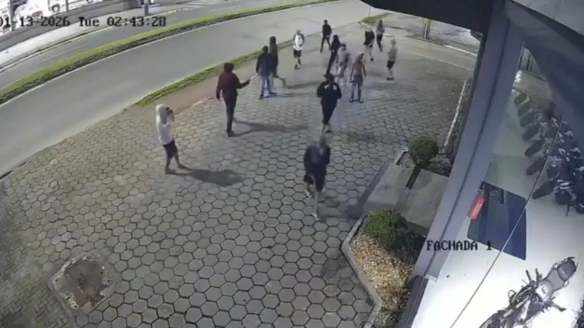Adolescentes participam de furto e quadrilha leva 12 motos de loja em Itajaí
