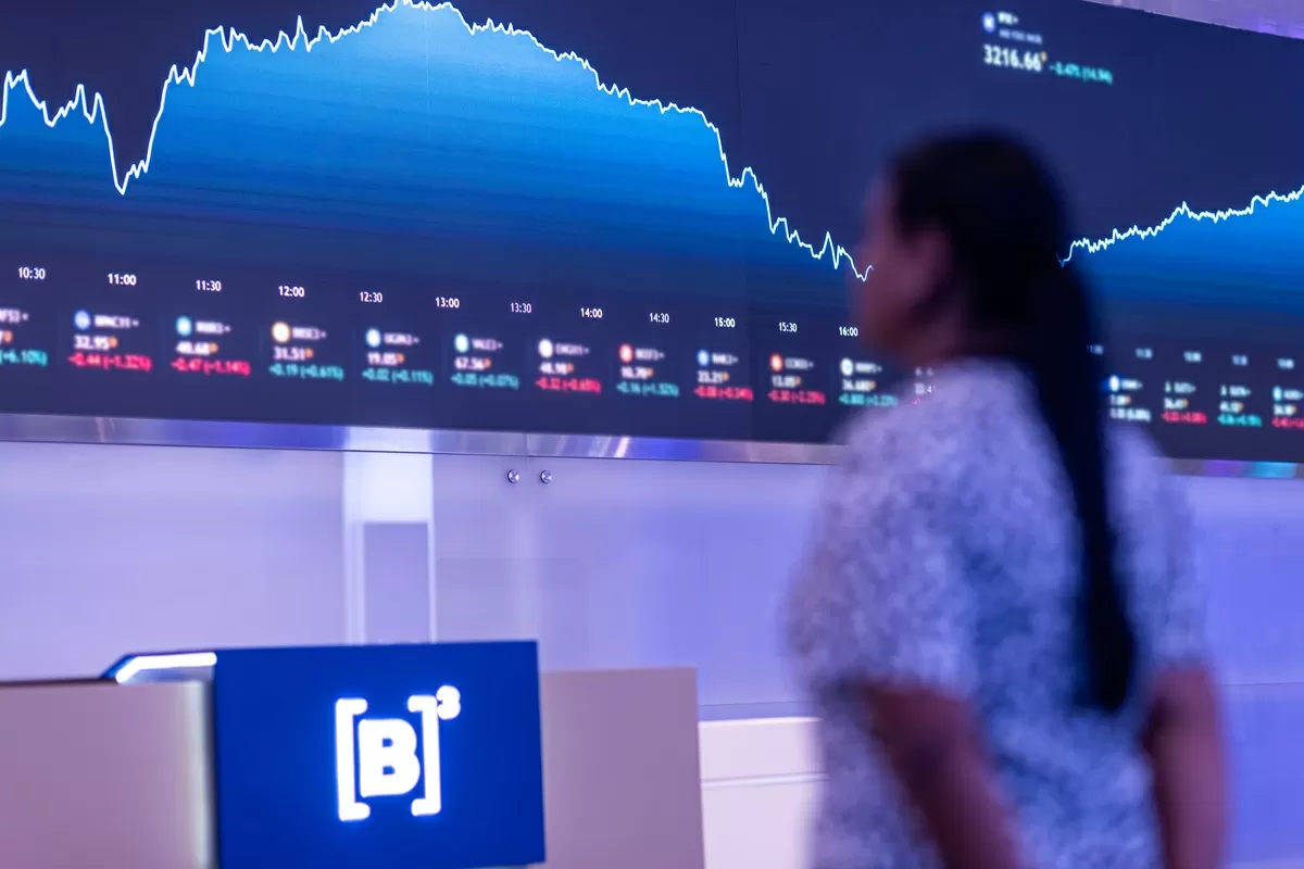 Ibovespa fecha em queda com bancos e “utilities”; Petrobras e Vale atenuam perda