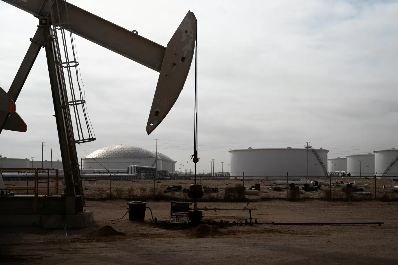 Petróleo WTI fecha em queda e encerra ano com menos 19,9%, maior baixa desde 2020