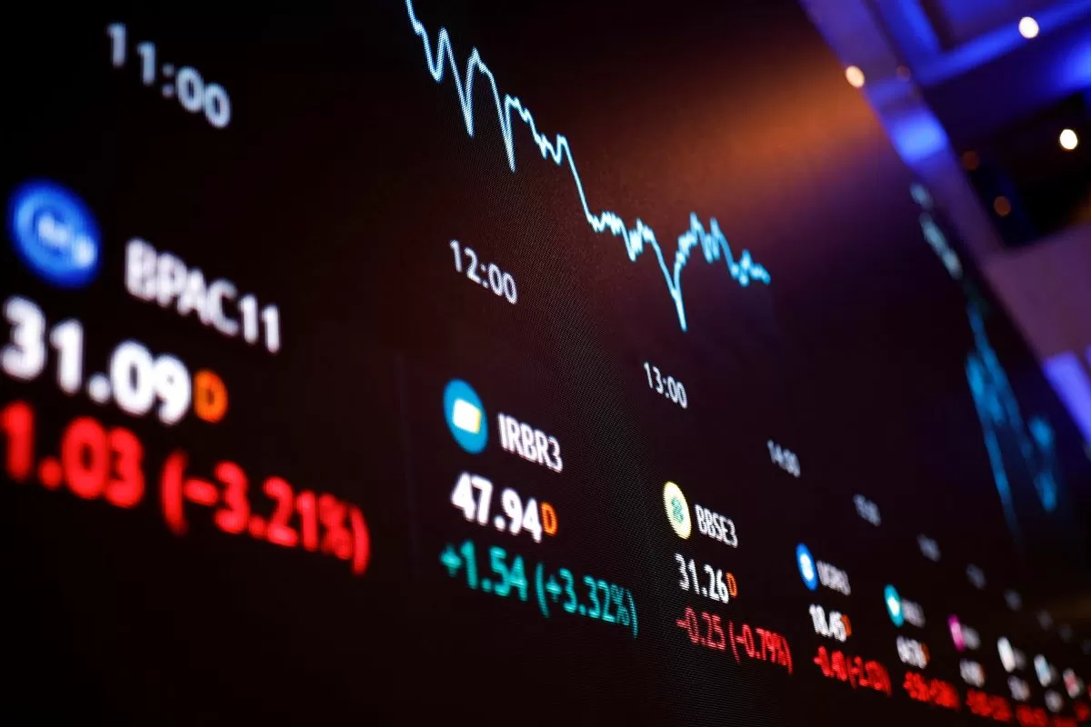 Ibovespa deve subir de novo e dólar cair com sinalização do BC, apontam analistas