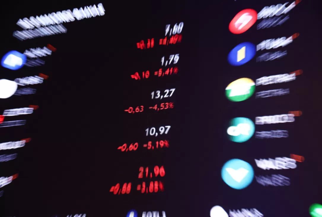 Ibovespa renova máximas, mas perde fôlego no final após testar 166 mil pontos