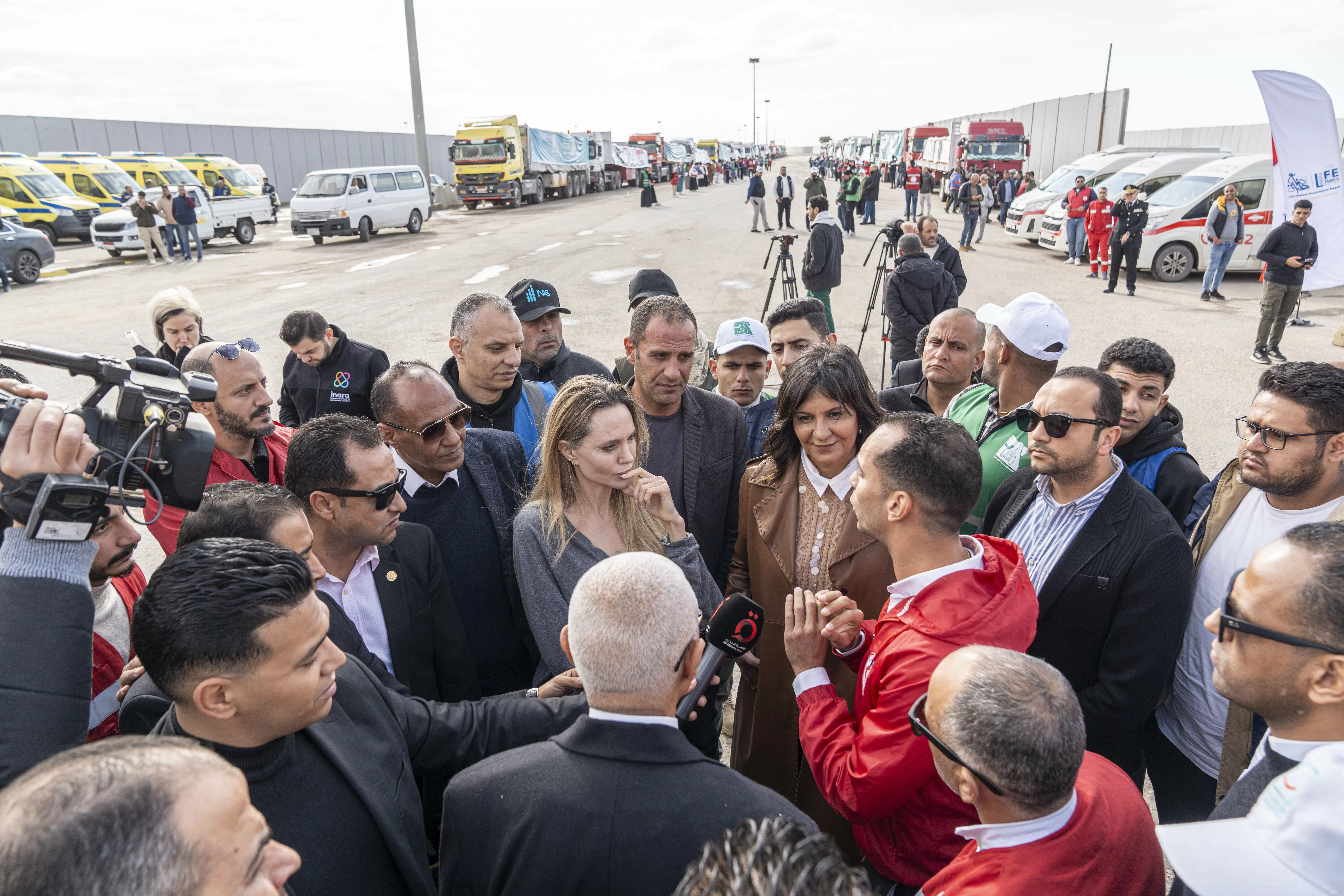 Angelina Jolie visita fronteira entre Egito e Gaza em missão humanitária