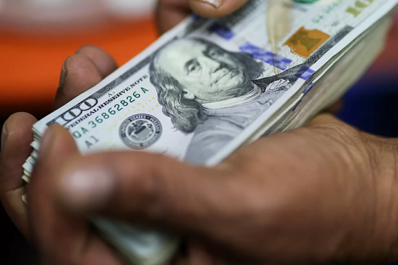 Dólar hoje fecha em queda, a R$ 5,28, com foco em juros no Brasil e EUA