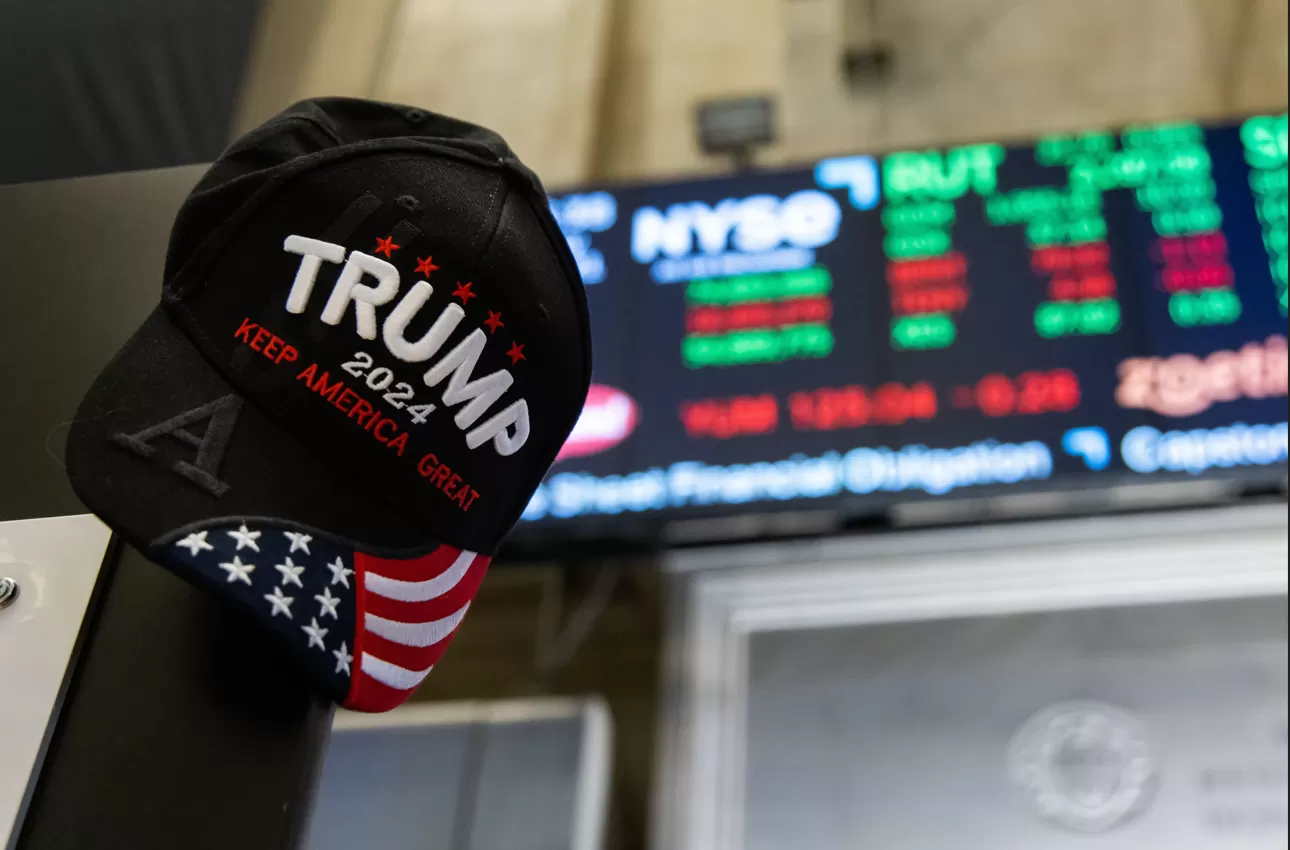 Wall Street resiste a choques políticos e dá sinal verde à agenda de Trump