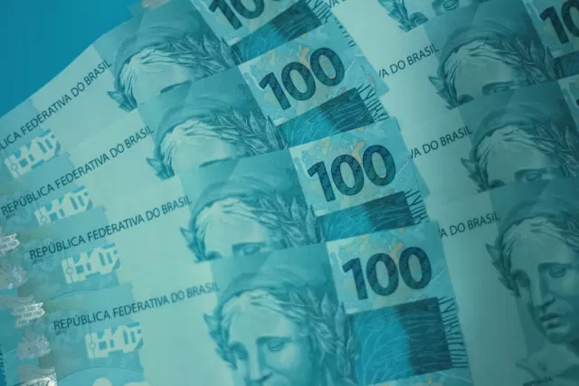 Juros futuros fecham em alta após medida dos EUA sobre vistos gerar ruído