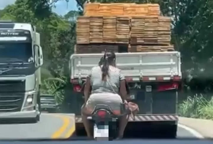 DE BOAS: garupa de motocicleta trafega sem capacete pela BR-470, entre Indaial e Blumenau