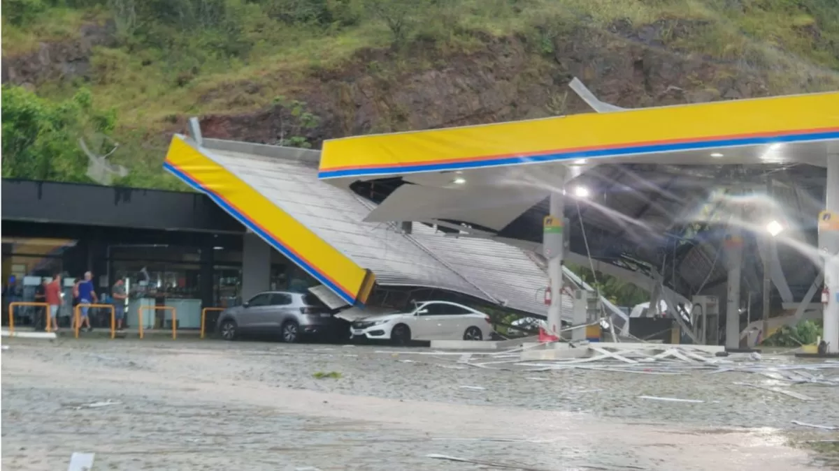 Cobertura de posto de combustíveis desaba durante forte chuva em Gaspar