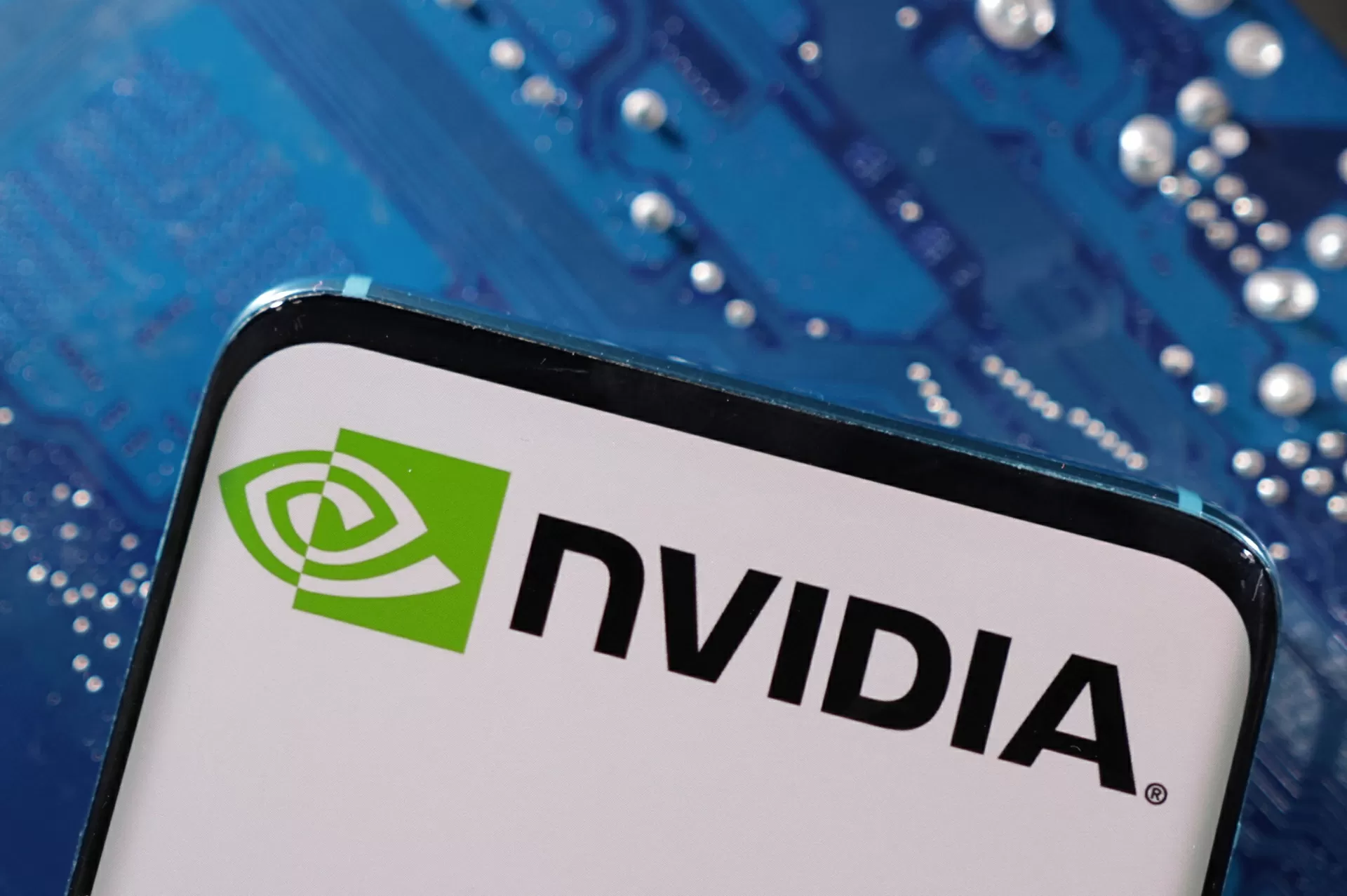 Nvidia tem receita recorde e prevê vendas acima do esperado com boom da IA