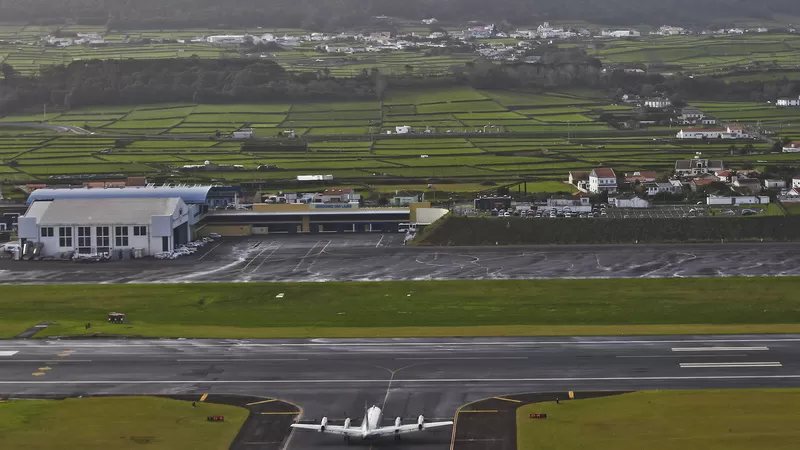 Lado a lado, Rangel não falou, mas Marcelo diz que Governo acompanha "com proximidade" uso da Base das Lajes