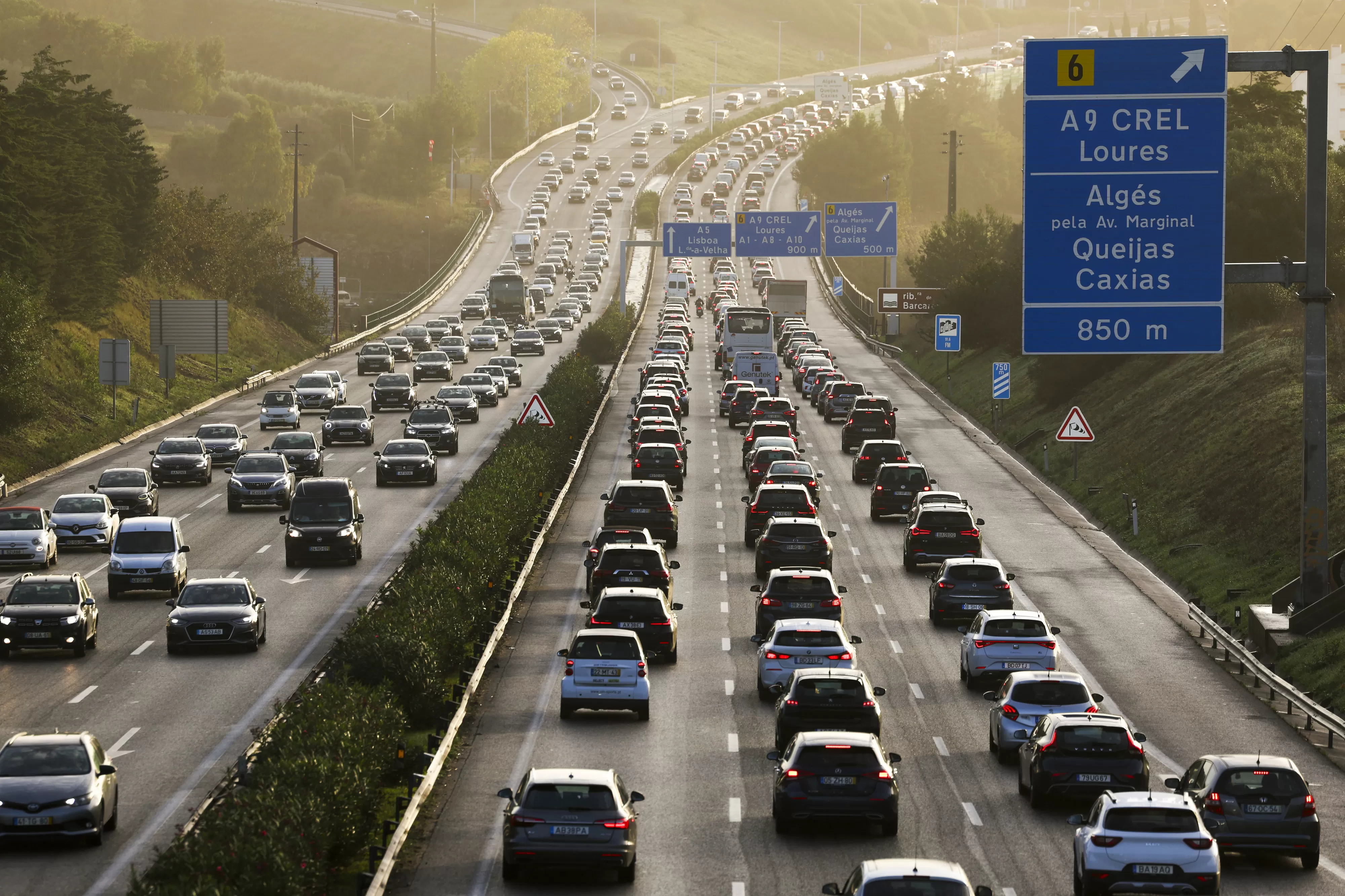 Deslizamento de terras corta duas vias na A5 no sentido Lisboa–Cascais