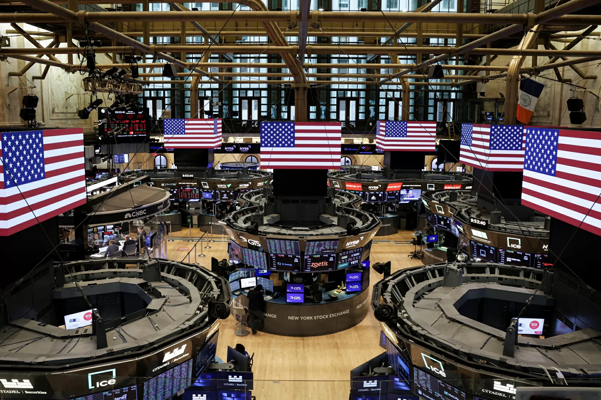 Wall Street cai com liquidação em tecnologia e cautela sobre impactos da IA