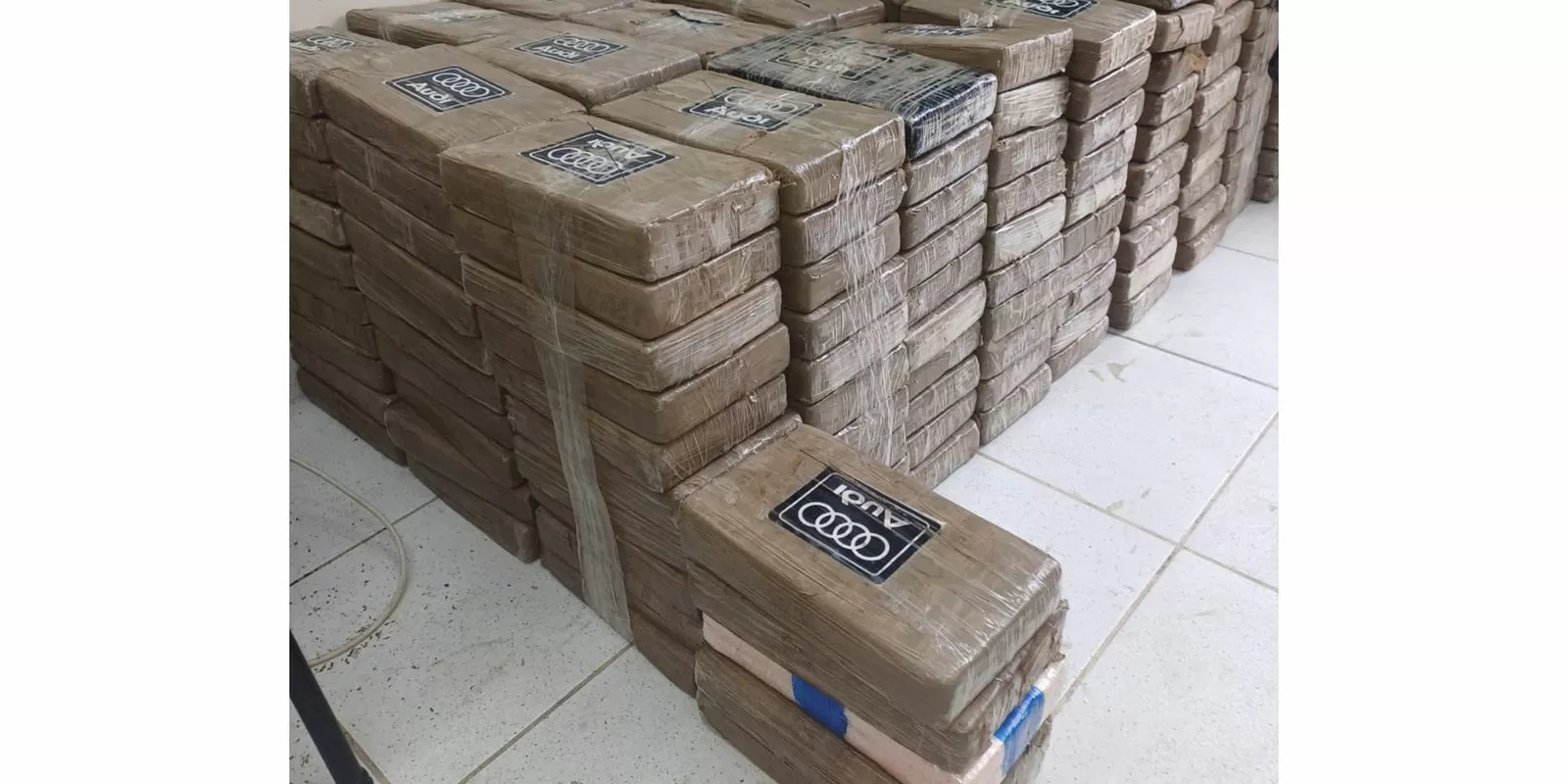 Operação internacional apreende 1,3 t de cocaína em alto mar