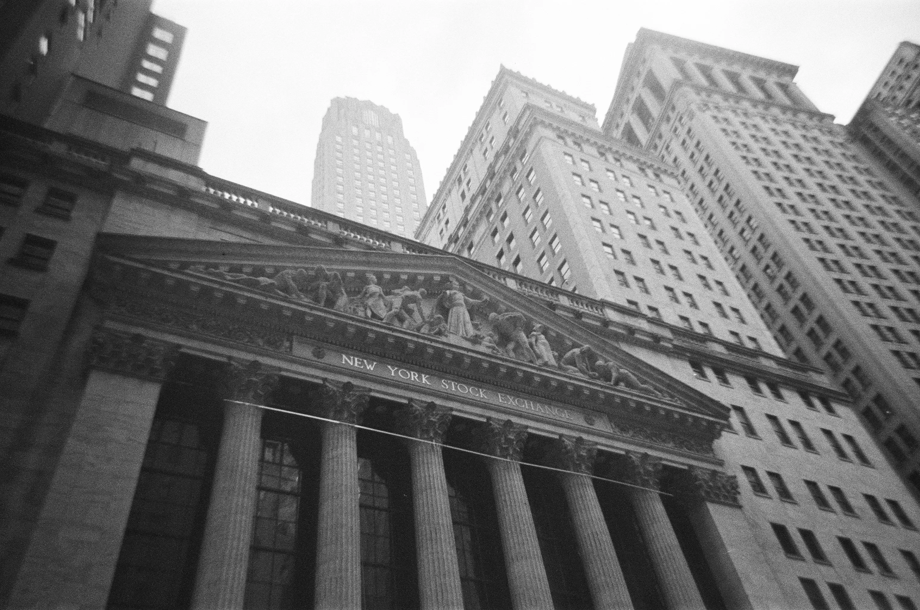 Bolsas de NY caem com temores de IA renovados apesar de resultado forte da Nvidia