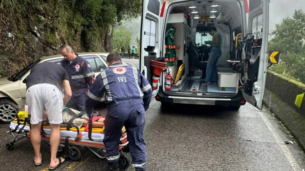 Motorista bêbado provoca interdição em serra de SC após colidir contra paredão de rochas