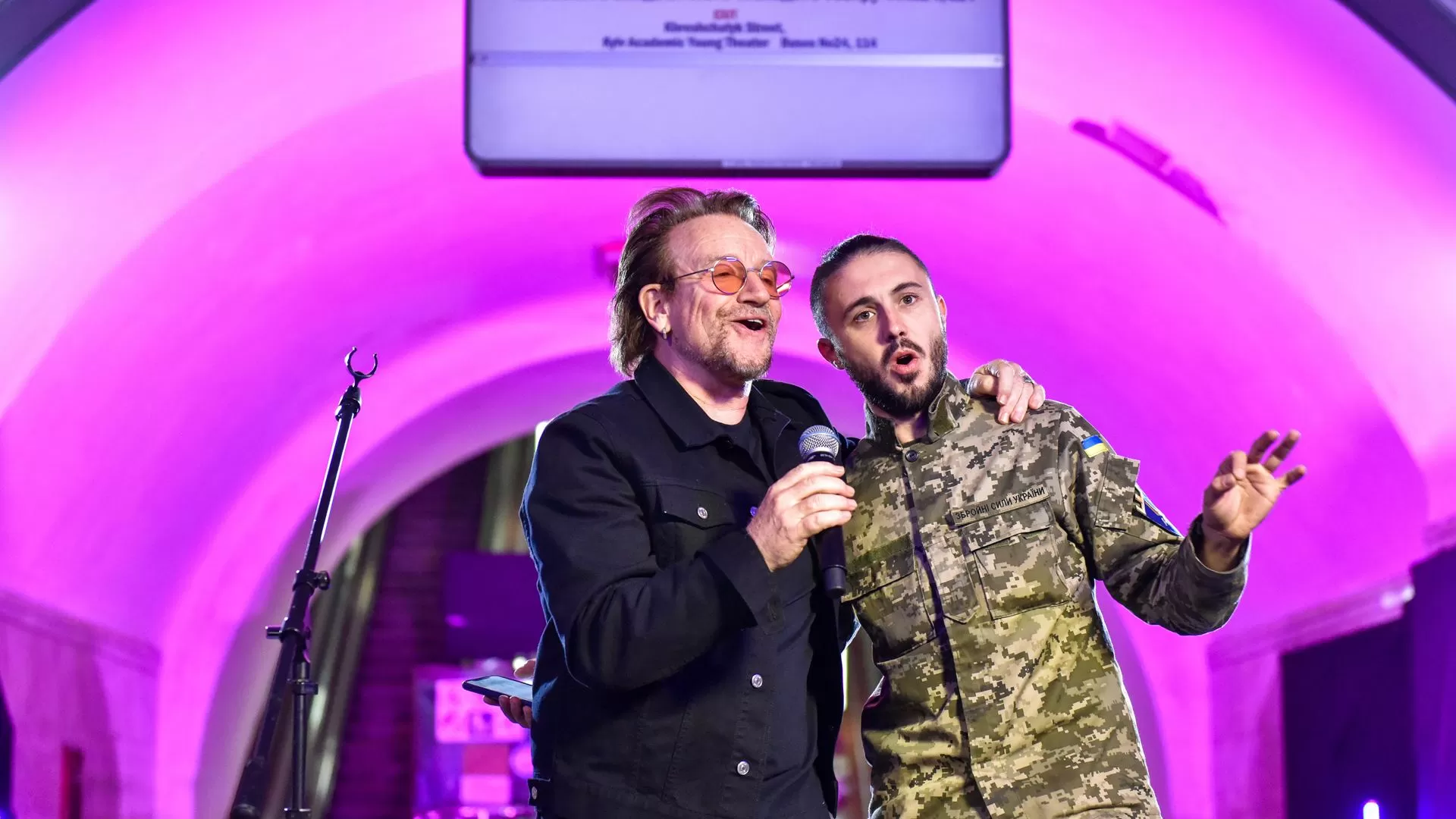 U2 lançam novas músicas que incluem críticas a Putin e ao ICE