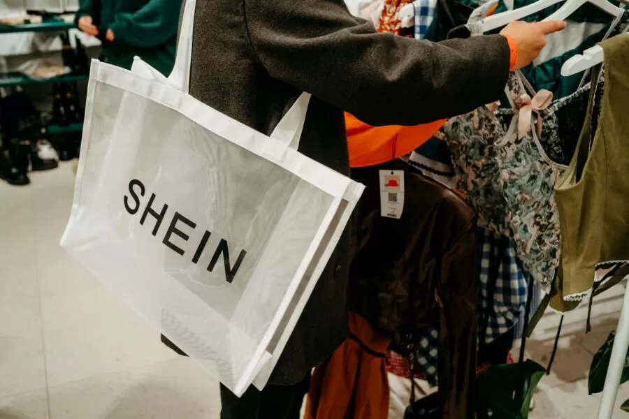 Comissão Europeia investiga Shein por dependência e venda de produtos ilegais