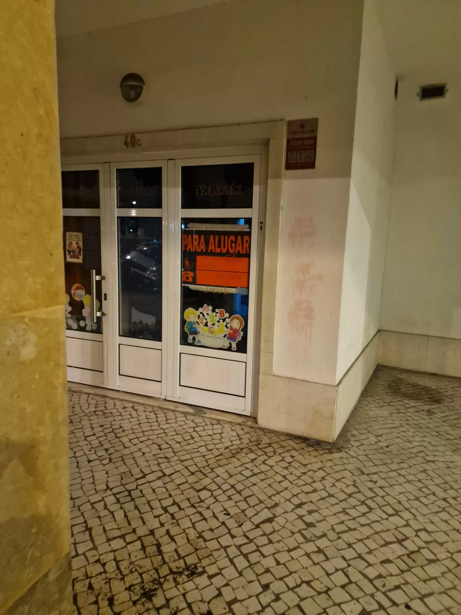Creche em Carnide alvo de denúncia por maus-tratos está "para alugar". "Será que vão fugir ou abrir noutro sítio?"
