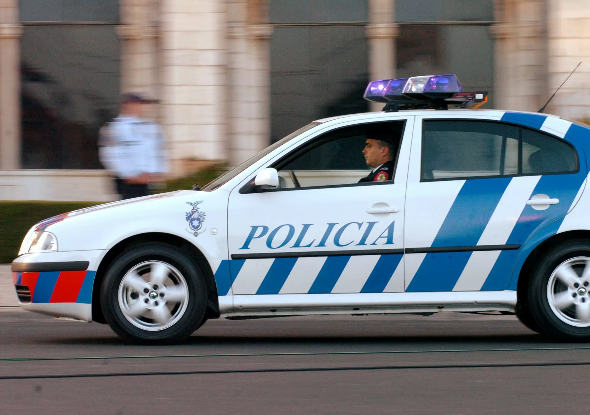 Condutor atropela cinco pessoas em Lisboa, na zona Chiado, e foge a pé. Polícia está à sua procura