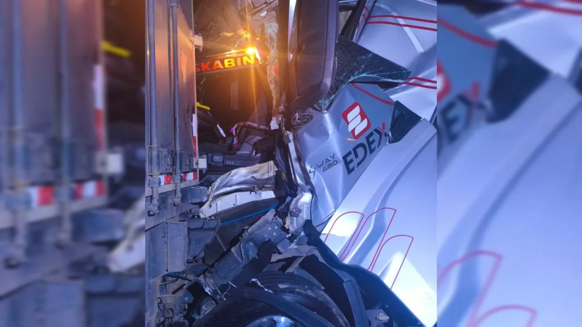 Paulada! Batida entre carretas na BR-470, em Indaial, deixa motorista ferido