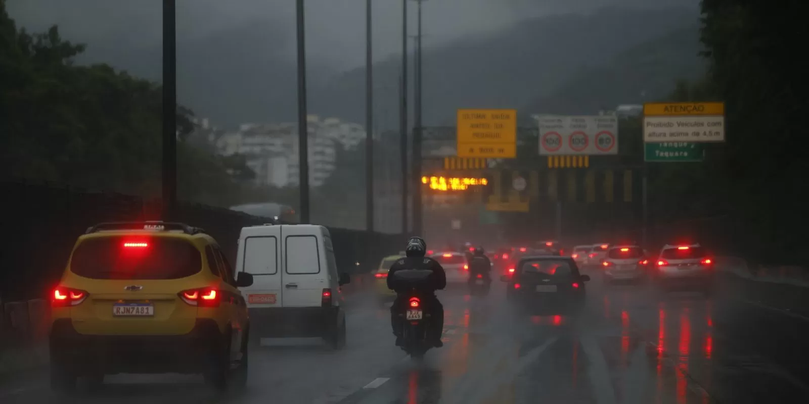 Alagamentos e interdições afetam rodovias no Rio de Janeiro