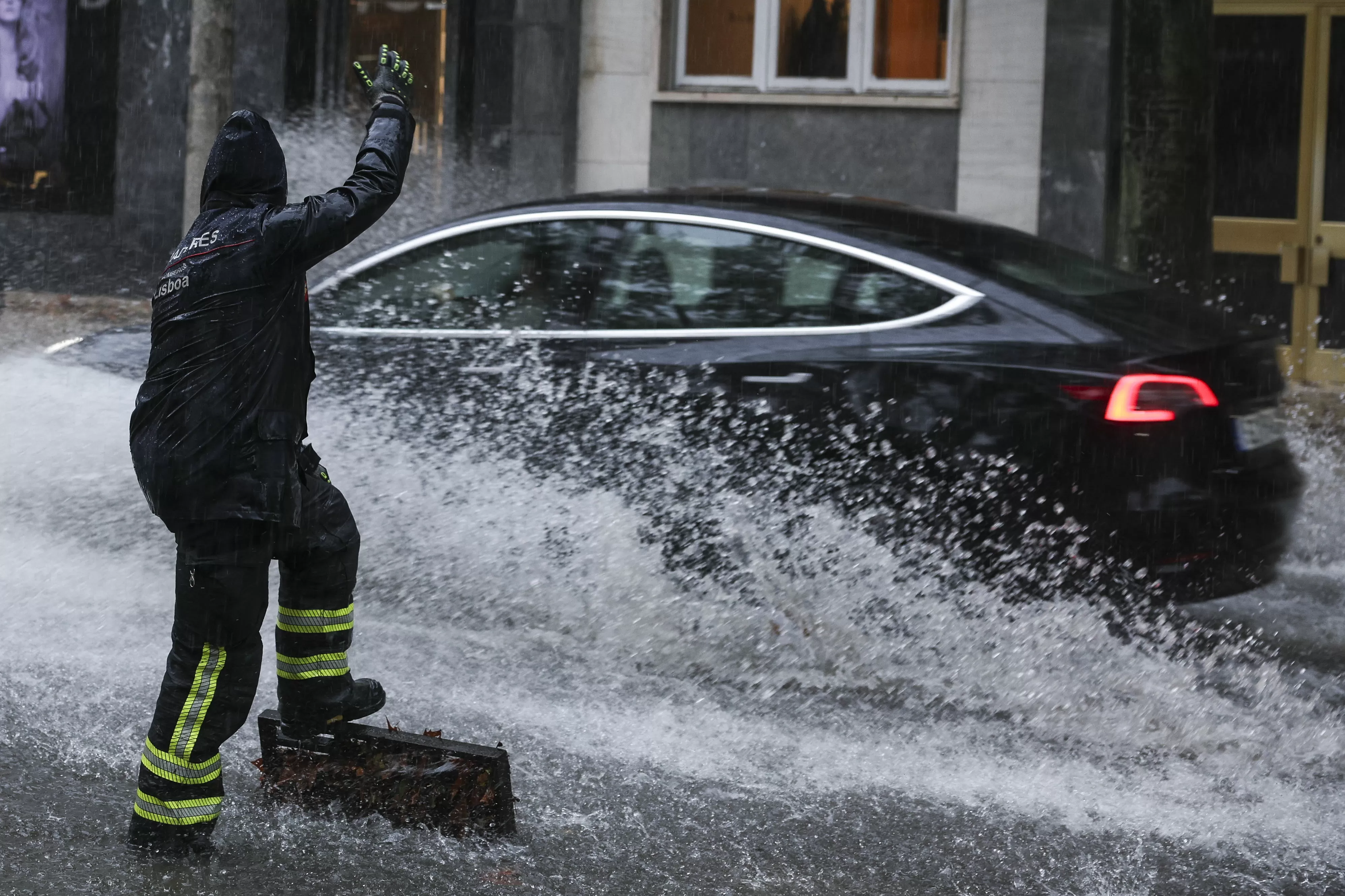 Em noite de risco de cheias: abrigos em Coimbra, Marinha no terreno, cortes no Seixal, Cruz Vermelha e ANPEC em emergência