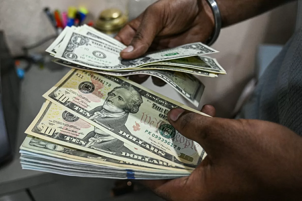 Dólar hoje recua a R$ 5,25 após BC reforçar ciclo de queda de juros em ata