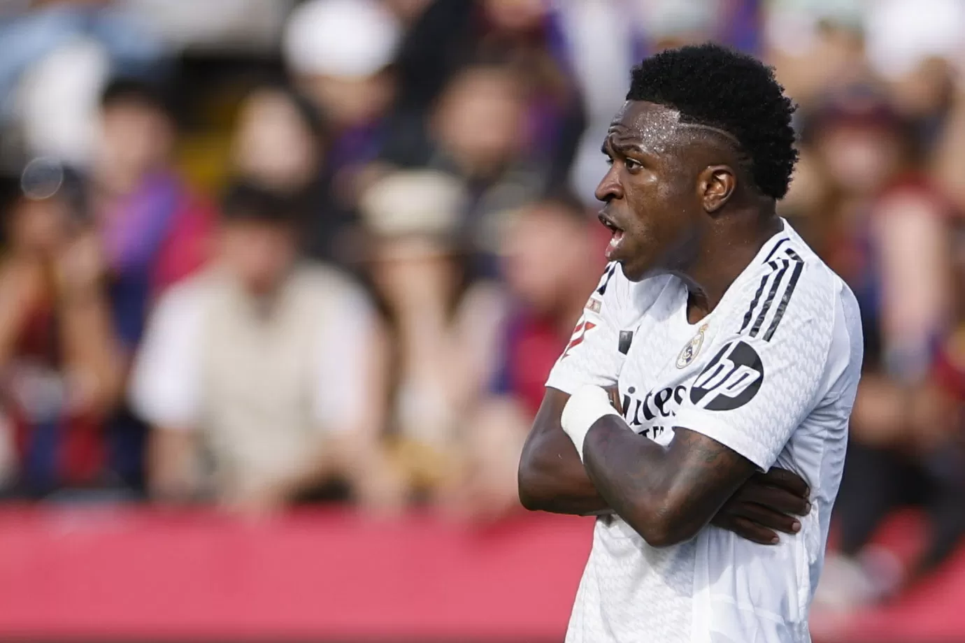 Real Madrid vence Benfica em noite marcada por polémica após protesto de Vinícius Júnior