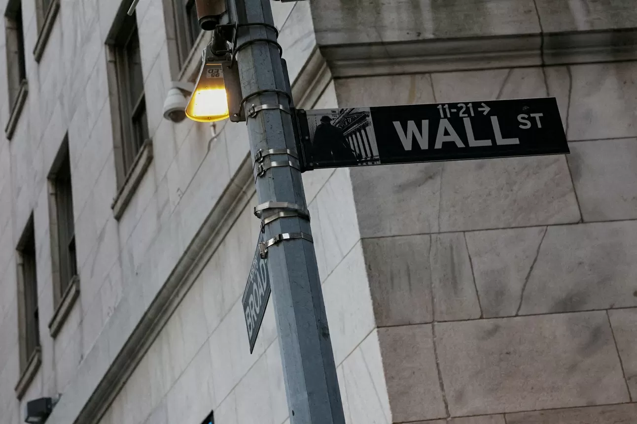 Wall Street sobe com ata mais “hawkish” do Fed e nova onda de apostas em IA
