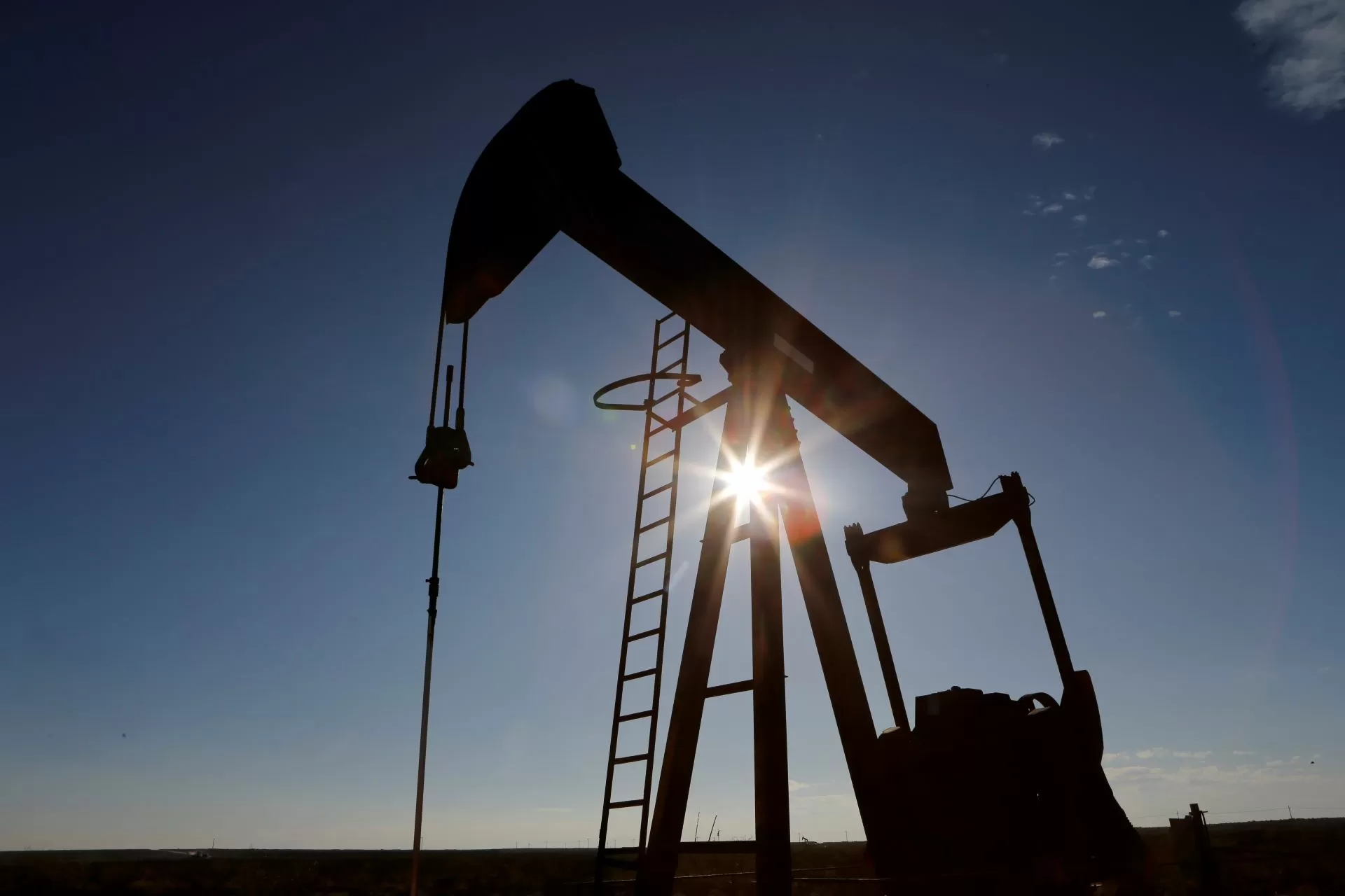Petróleo sobe mais de 12% na abertura das negociações após ataques dos EUA ao Irã