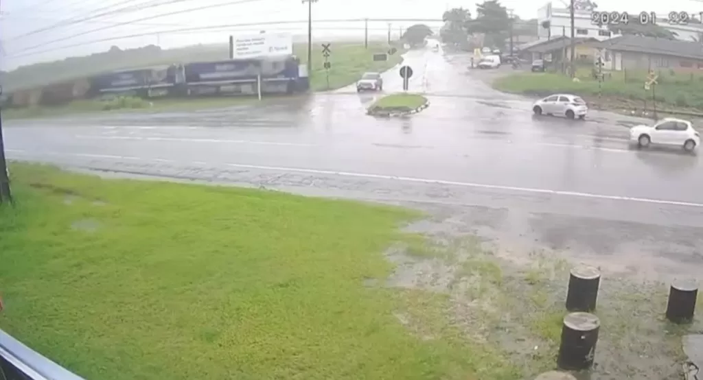 Carro é arrastado por trem após colisão no norte de Santa Catarina