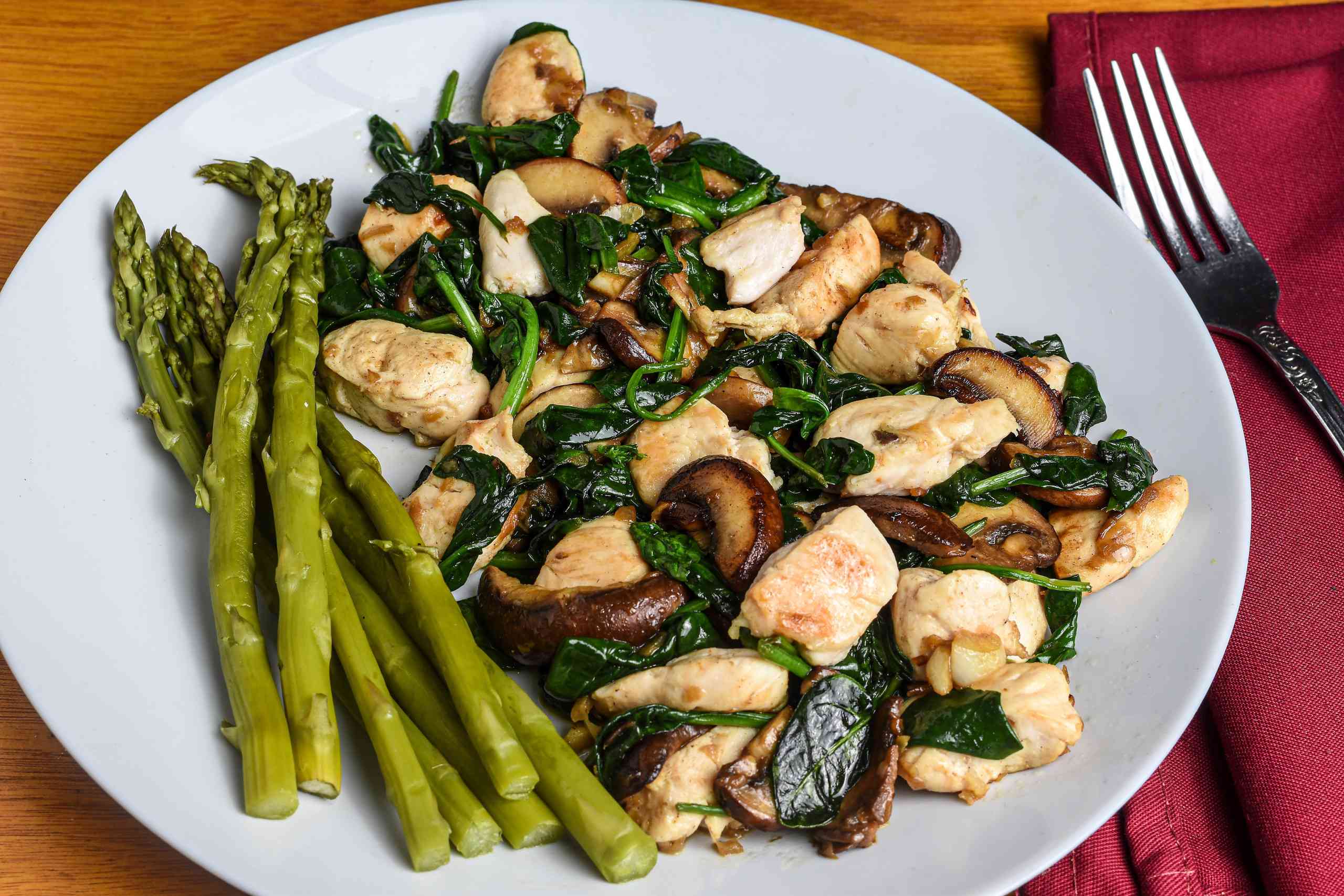 Frango com espargos e manteiga de alho. Um jantar rápido e saboroso