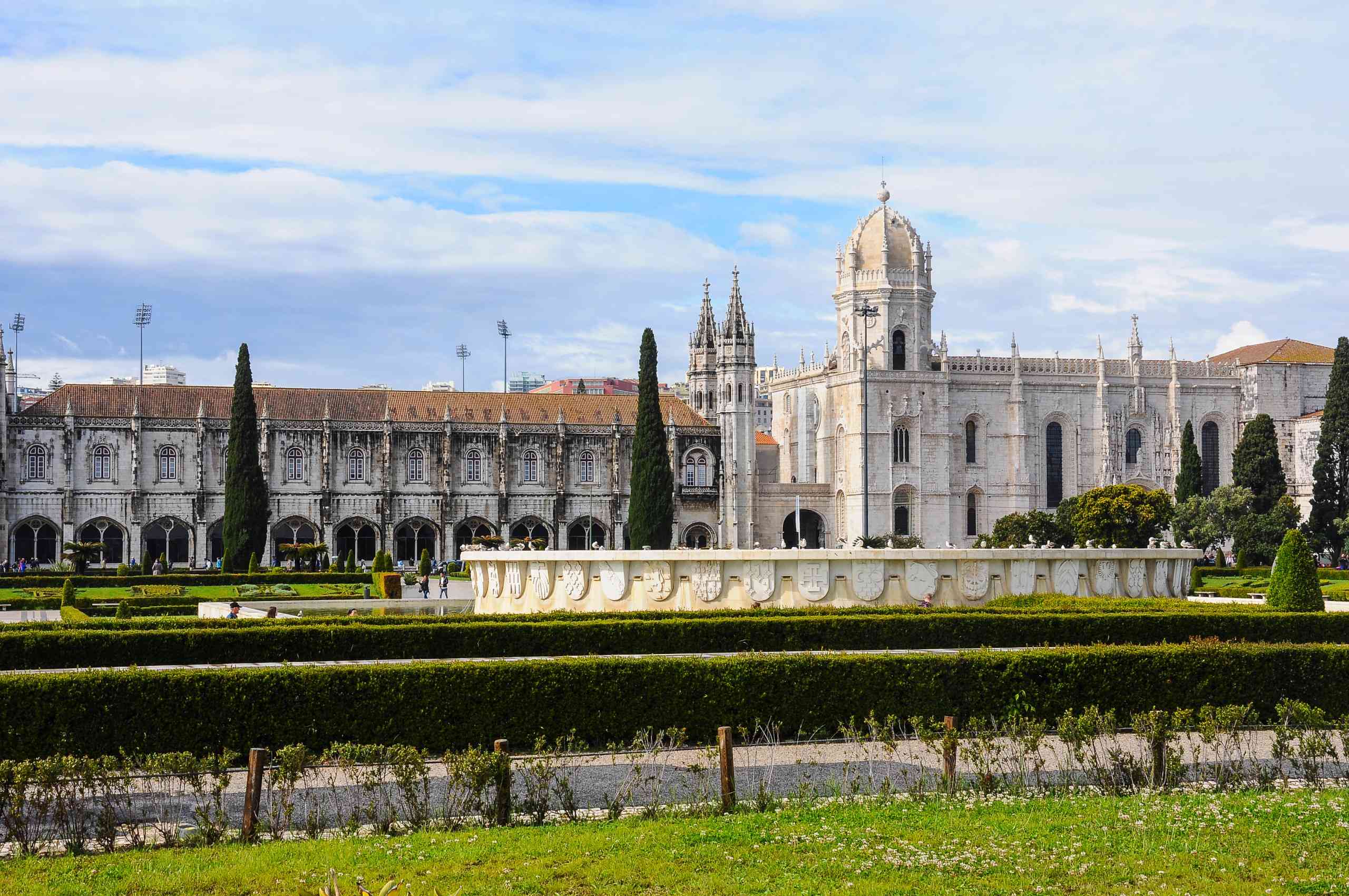 Colisão de veículo de bombeiros e carro faz dois feridos em Belém
