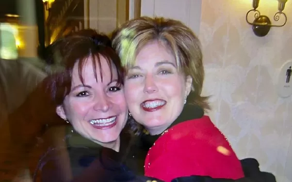 Amigas há 40 anos serão avós da mesma criança. A história de Beth e Toni