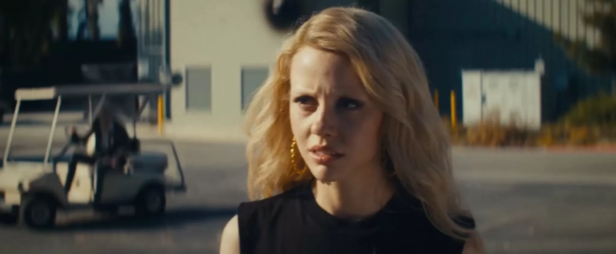 Neta de brasileira, Mia Goth surge sanguinária em trailer de ‘MaXXXine’