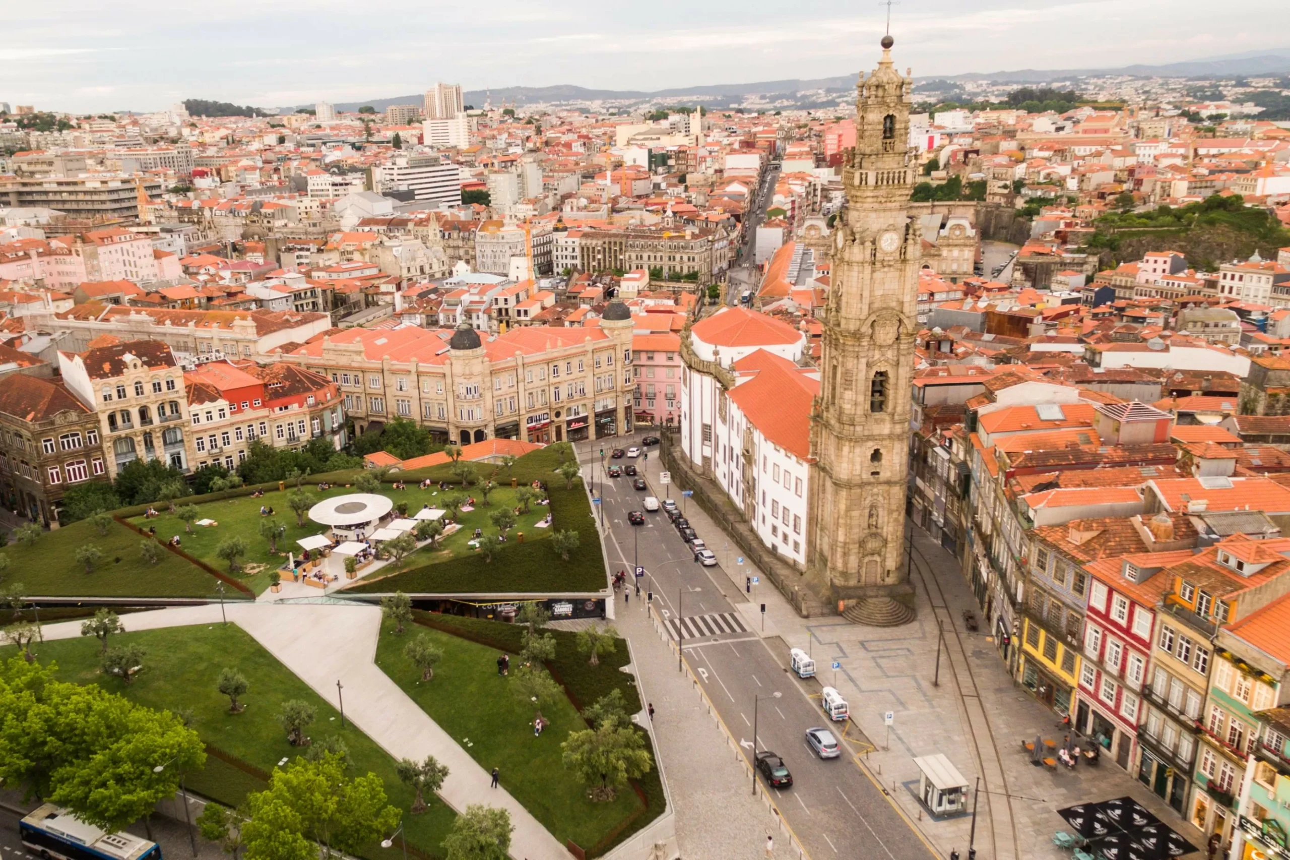 Manifestações anti-imigração e antifascista a 350 m de distância no Porto