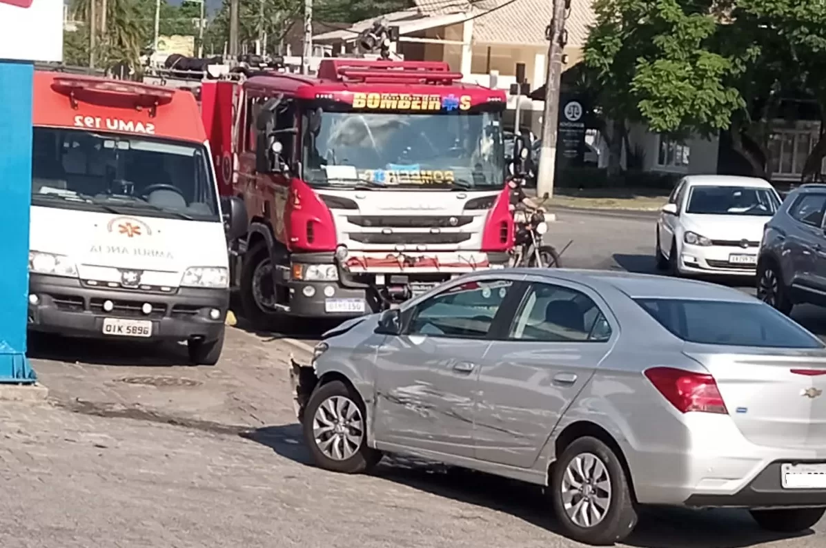 Motorista colide veículo contra 3 carros estacionados e atinge pedestre em Indaial