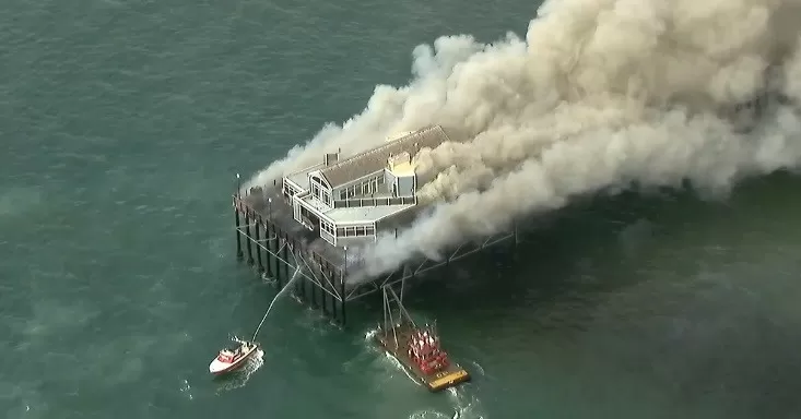Incêndio consumiu cais na Califórnia. Veja as imagens impressionantes