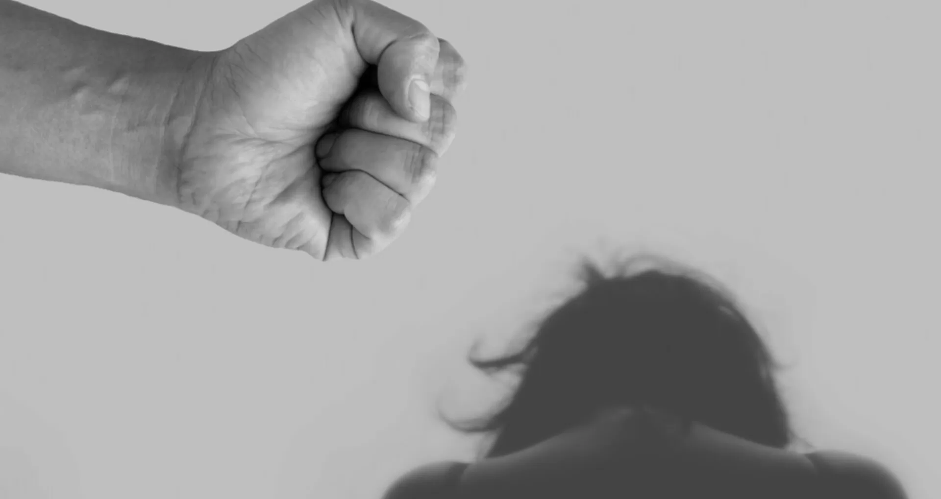 Mulher de 52 anos é agredida e ameaçada pelo próprio filho, que profere “vou te matar”