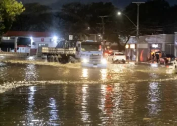 Chuva no RS complica distribuição de combustíveis e setor opera com mínima capacidade