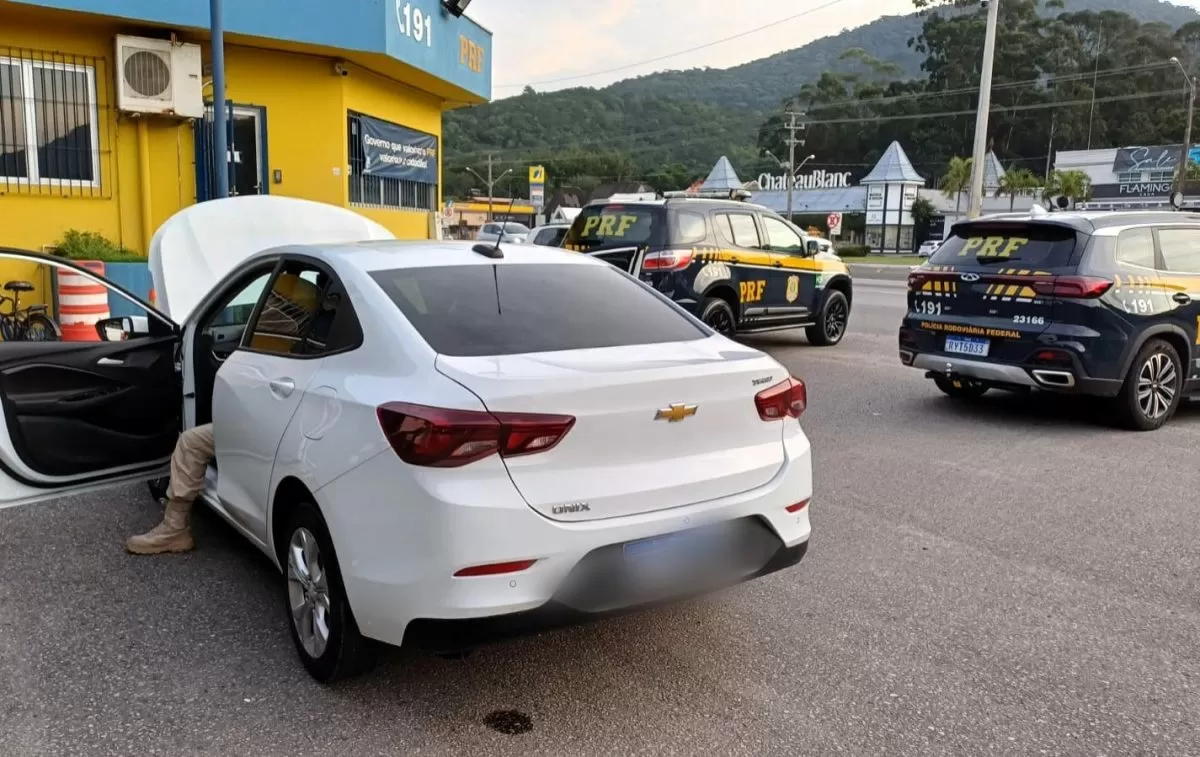 PRF recupera em Itapema carro furtado e clonado antes mesmo de receber a placa original 