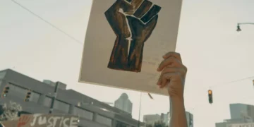 “A Importância da Política na Sociedade”