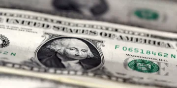 À espera do Copom, dólar ganha força no final dos negócios e chega aos R$ 5,434