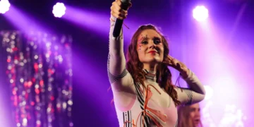 Kate Nash está noiva. Cantora vai casar-se com namorado de longa data